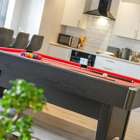 Modern 2 Bed Apt, 7Ft Pool Table, Sheffield City Centre, Free Parking, Netflix - Hosted By Stay Host Save Exterior photo