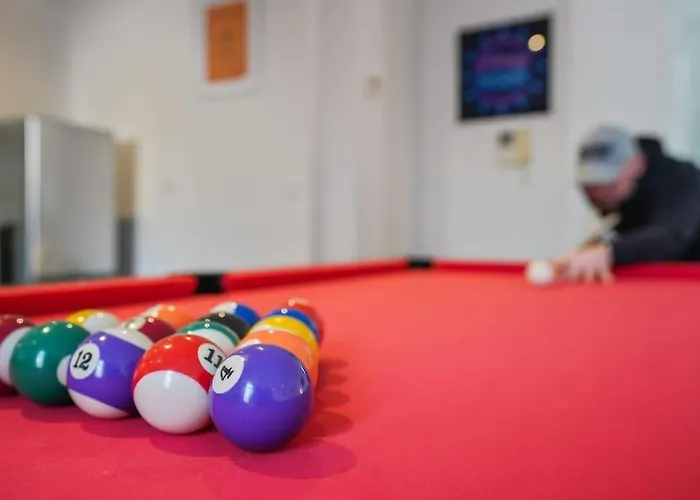 Modern 2 Bed Apt, 7Ft Pool Table, Sheffield City Centre, Free Parking, Netflix - Hosted By Stay Host Save